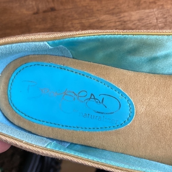 Naturalizer Tan Flat Fabric Comfort Loafers with Gold Accents Size 7 - Picture 12 of 15